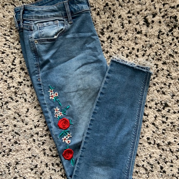 Old navy rockstar jeans with embroidered flowers - Picture 6 of 6